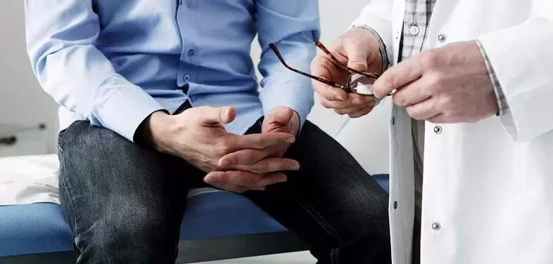 Prostatitisaren lehen seinaleetan, urologo batekin kontsultatu behar duzu diagnostikoa berresteko. 
